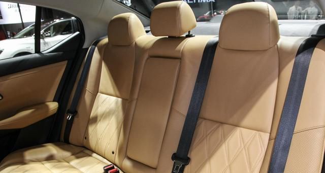 自带|公认的“家轿之王”，自带沙发座椅，配CVT油耗低至4.9L