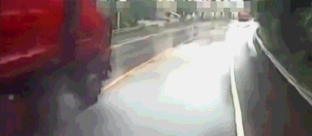  驾驶|一线微观 | 雨天，大货车弯道超车撞向另一辆大货车，场面惊心动魄......