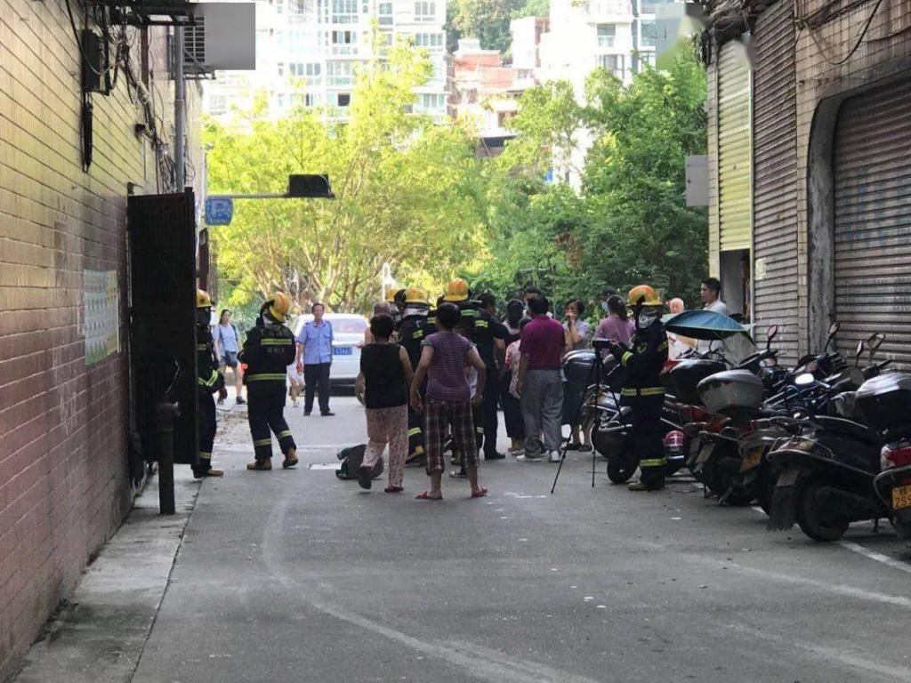  浓烟|广汇电器城，楼梯间冒出阵阵浓烟，出动了两辆消防车救援…