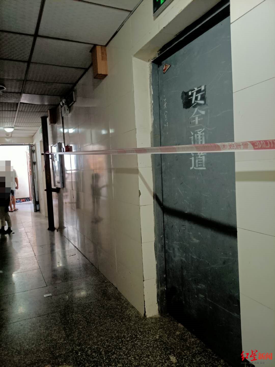 回家|8岁男童乘电梯回家遇害：18岁嫌疑人投案 初查有精神病史，曾伤人尚在缓刑期
