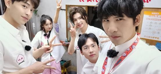  密室|张国伟回归《密室大逃脱》霸气不改，公主抱杨幂，全程力量在线