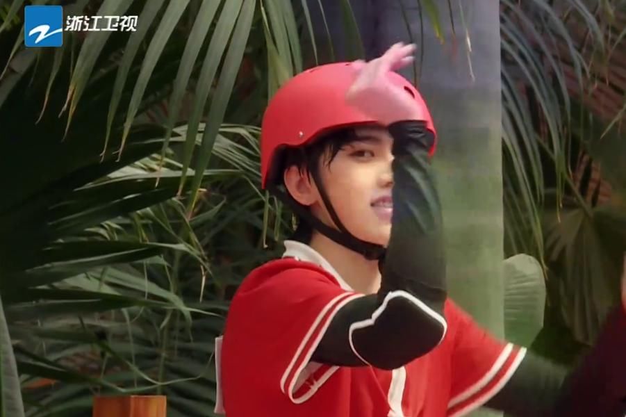  黄龄|蔡徐坤和黄龄牵手跳舞，有谁注意到他的手部姿势？ikun：和郑恺学着点