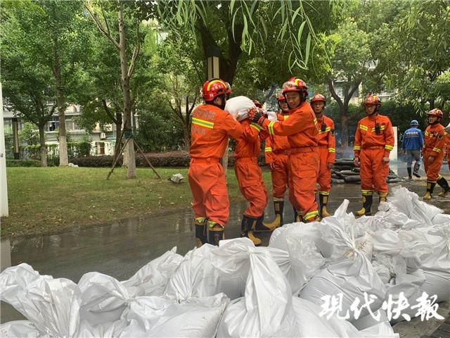  公园|石头城公园内排水管井倒灌，消防第一时间现场救援