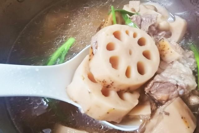  好喝|教大家做一道美味的花生莲藕猪骨汤，非常简单，好喝到一滴不剩