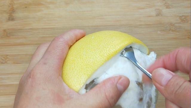  干干净净|柚子学会这样剥，招待客人备用面，拿着方便吃着干净，太有创意了