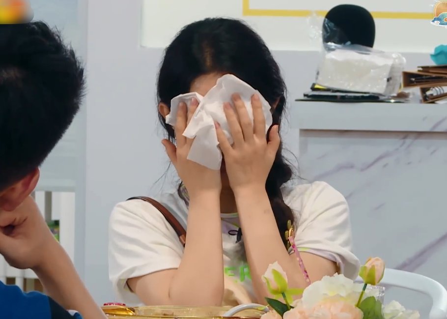  放出|赵丽颖黑稿被放出，《中餐厅》节目组诚恳道歉，我却注意她的回应