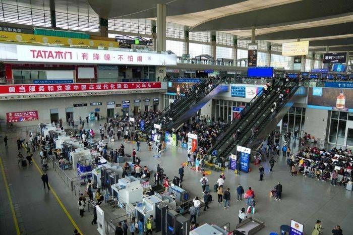 五一假期成都东站预计日均发送25.6万人次 场站打车引导持续升级