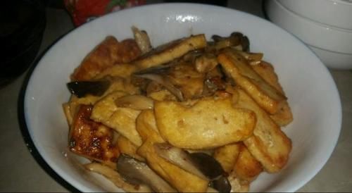 后把|1把平菇，1块豆腐，简单的家常菜，味道营养不输大鱼大肉