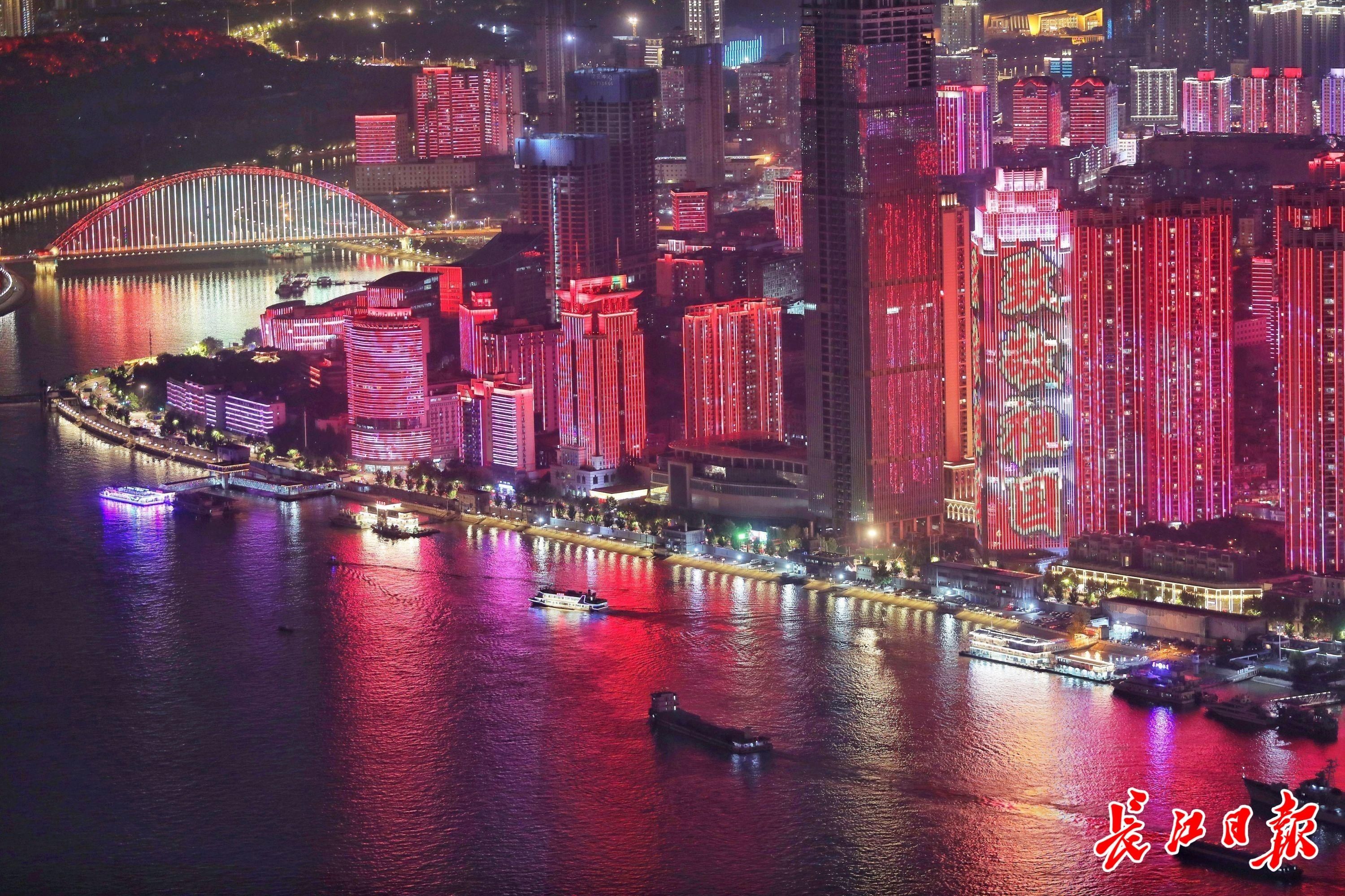 震撼|全城点亮!武汉流光溢彩向她表白,场面震撼