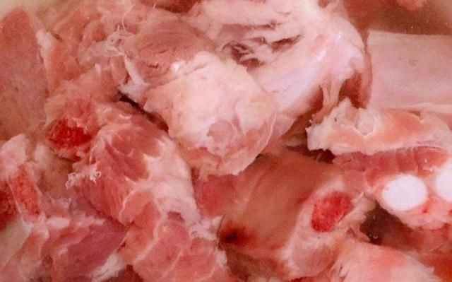  错水|排骨焯水后变得又柴又腥？看过大厨的做法才明白，原来是用错水了