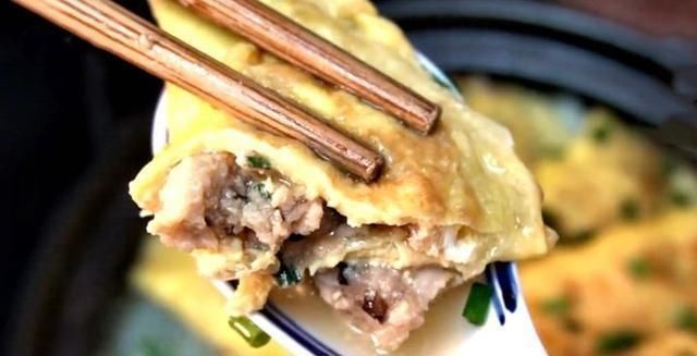 迷上|春天迷上此菜,砂锅一焖,汤汁鲜美又解馋,有蛋有菜营养很均衡