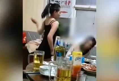  打人女子|2分钟扇50个耳光，只因被打女子未回话？网友：想看你父母什么样