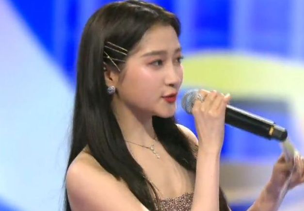  深情|818超级秀尴尬不断，王耀庆假唱亦深情，道具太差吴宣仪吃一嘴毛