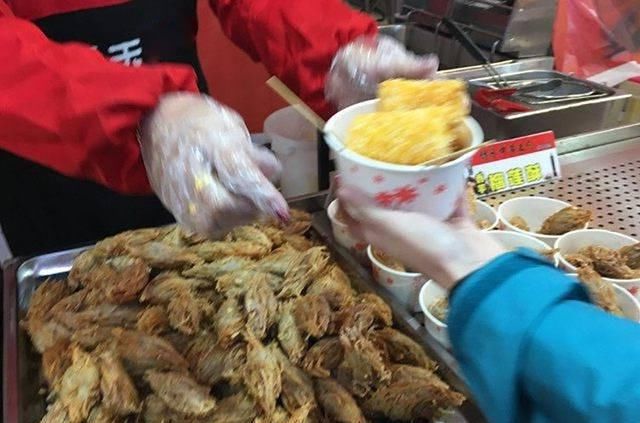 人都|90后美女卖“稀罕”小吃，饭香人美10元1份，出锅就遭哄抢！