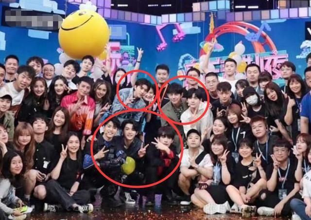  总决赛|快本主持迎来决赛，R1SE入围两员大将，大合影站位暗藏玄机？