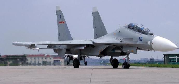  发动机|浙东某机场，数十架战机利剑出鞘，歼10苏30高强度跨昼夜出击