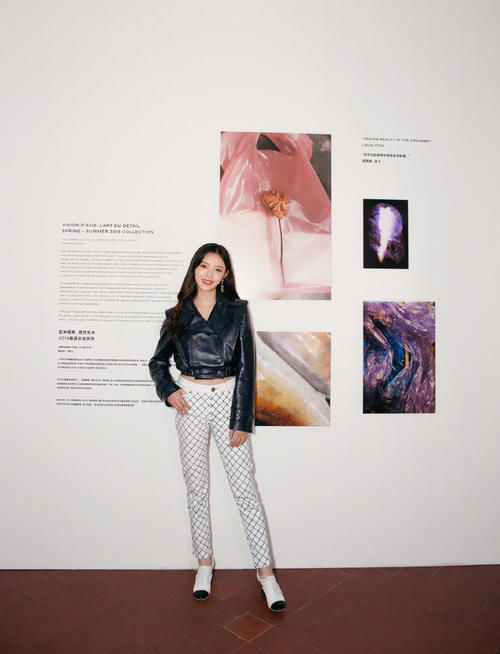  看起来非常|林允气质真好，扛住老气碎花露脐装，配牛仔裤凹出1米2大长腿