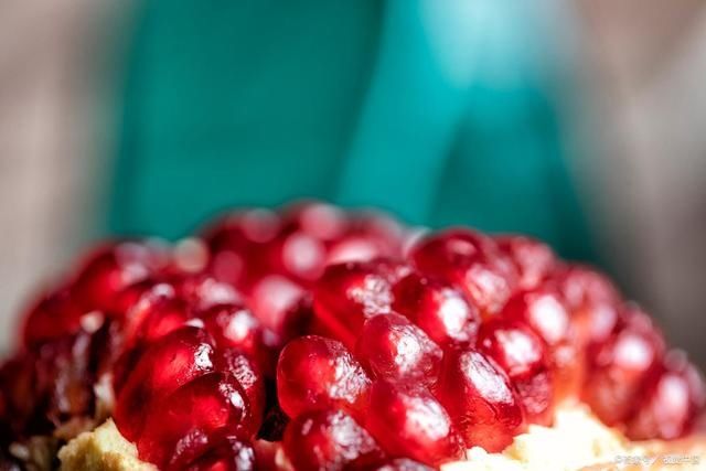 将石榴|九月石榴最香甜,教你两个快速剥石榴的方法,从此好吃不难剥