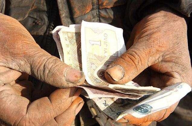  乔保峰|他6岁丧父外出打工，靠拾荒成百万富翁，最后却因偷电被捕入狱