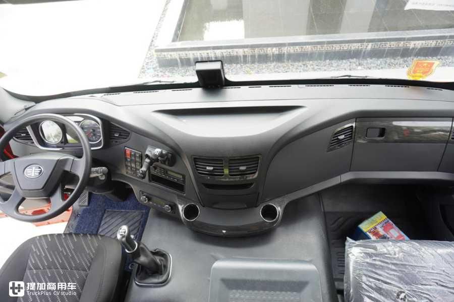  推出|解放J6P推出一款砂石料运输牵引车，配置怎么样？实拍带你看看