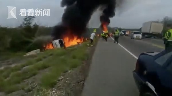  吞噬|油罐车侧翻引哄抢 下一秒火焰吞噬人群