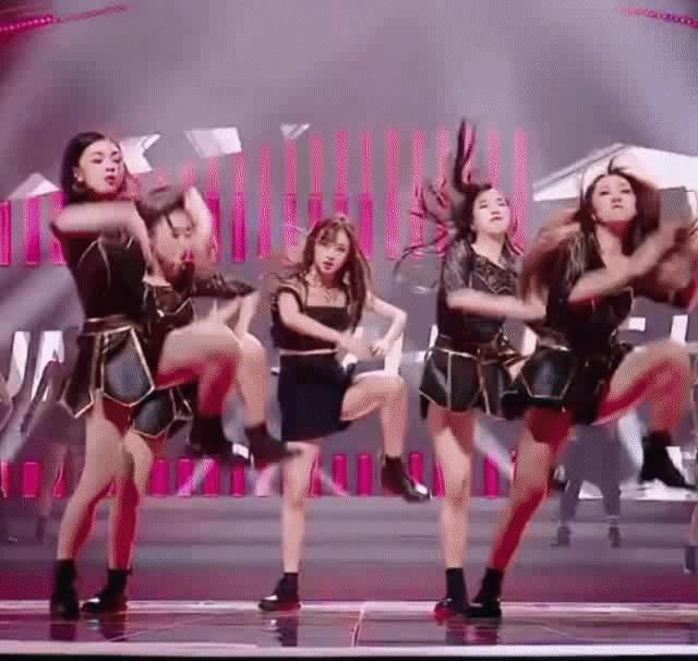  引热议|《乘风破浪》公演，张含韵非洲舞solo第一引热议，网友：实至名归！