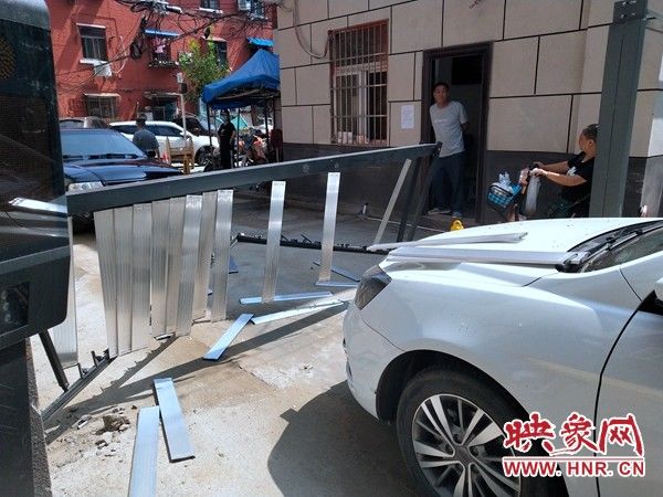 女司机|刚装好两天的升降门被撞稀烂 女司机:一紧张就啥也忘了