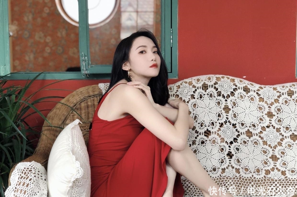 显得|陆婷穿红色“吊带裙”太养眼,显得身材凹凸有致,女人味十足!