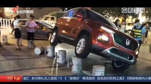 表演|怎么做到的？！司机开车误上石墩“表演跳桩”