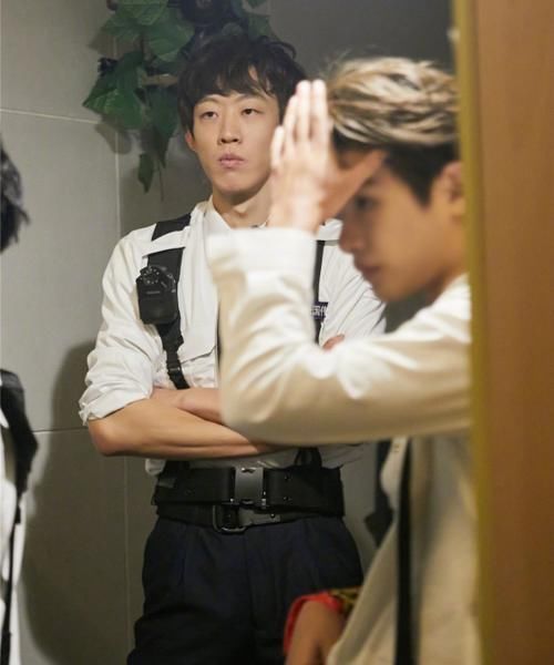  塑料瓶|跳高运动员退役后的生活略显心酸，塑料瓶充当花洒，生锈的水槽舍不得换