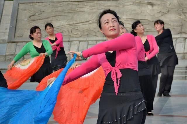 大妈|广场舞大妈被投诉，遭物业保安喷水驱赶， 大妈大打出手