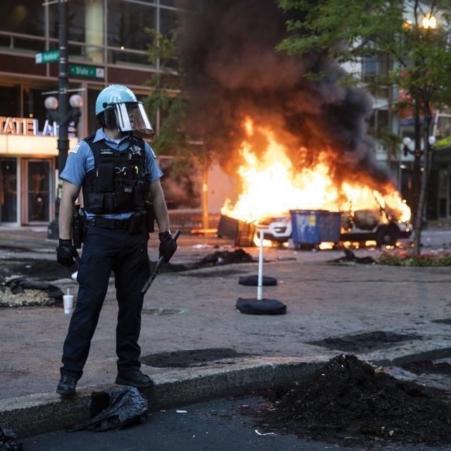 当场|美国联邦调查局给芝加哥32家黑帮“开会”:警察将当场开枪射击