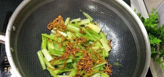  虫草|西芹炒虫草花，牢记这1种做法，放心吃，血管通畅