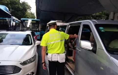  交警|7座面包车挤了25人准备跑长途 司机还没有驾驶资格