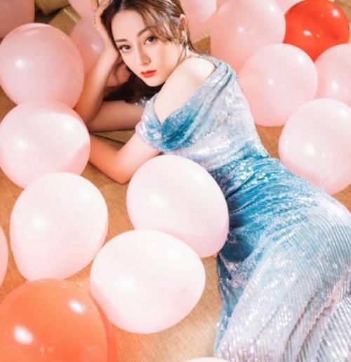 礼服裙|你知道什么叫凹凸有致吗?迪丽热巴穿吊带人鱼裙太仙,腰臀才是绝