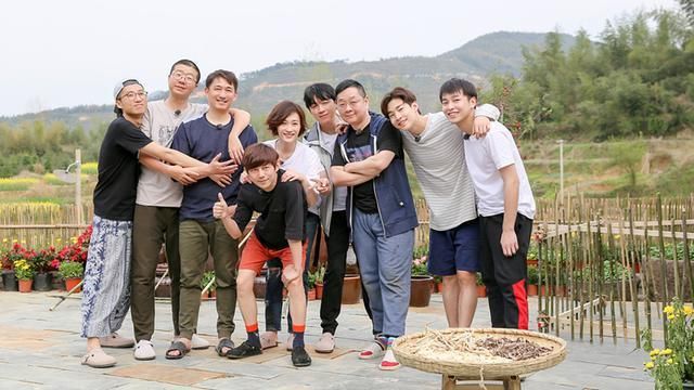  一旁|《向往的生活》私服大放送，网友：还是黄磊一旁的她最亮眼