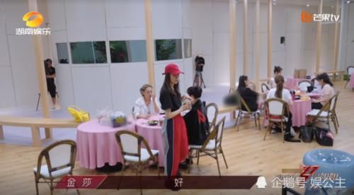  女明星|女明星也邋遢！蓝盈莹说话时抠脚！但在饭桌上这个恶习更不能忍！