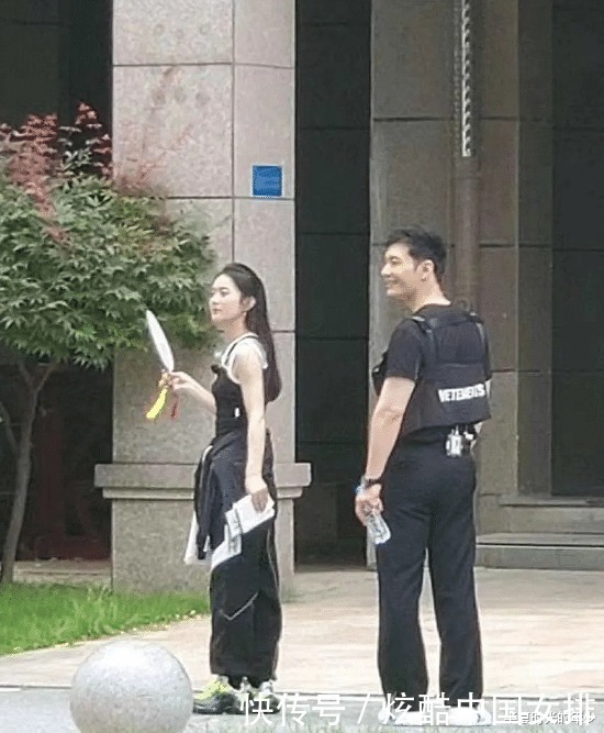 烧烤|中餐厅赵丽颖吃烧烤,有谁注意她手中拿的啥这才是自律的表现