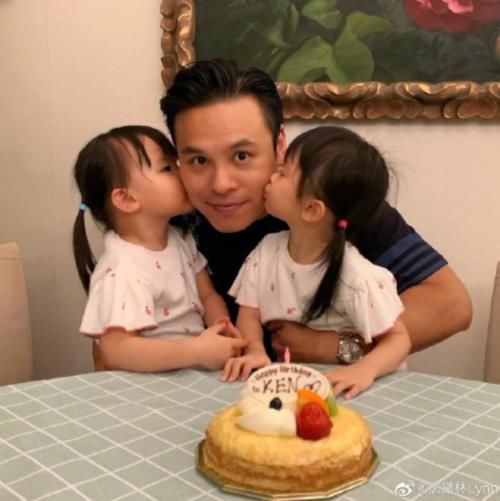  颜值|熊黛林罕晒全家福，憔悴沧桑状态大不如前，双胞胎女儿颜值差距大