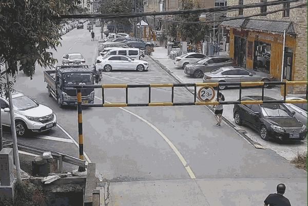  高杆|撞上限高杆，车上冒起白烟！接下来驾驶员的操作太不该……