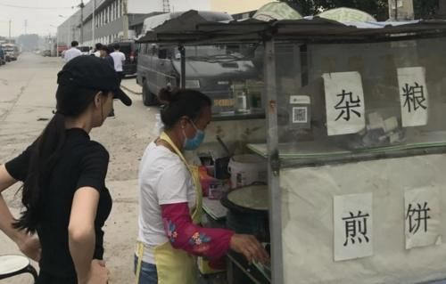 接地|Baby有多接地气？拍戏期间素颜跑去买煎饼，马路边吃泡面方式亮了