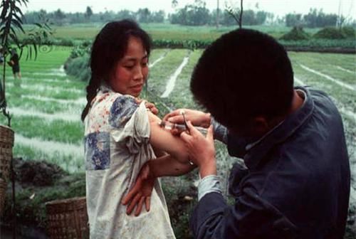 衣服|30年前的农村温暖老照片，图3的游戏很多人记得，图9在做新年衣服