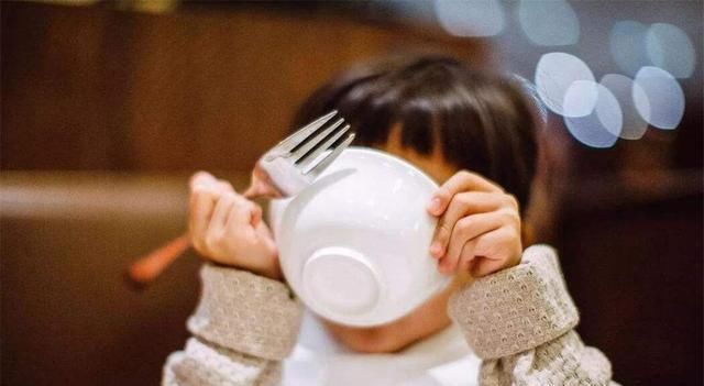 孩子|孩子不吃饭,饿一顿就好了?治标不治本,“隐性影响”伤害更大