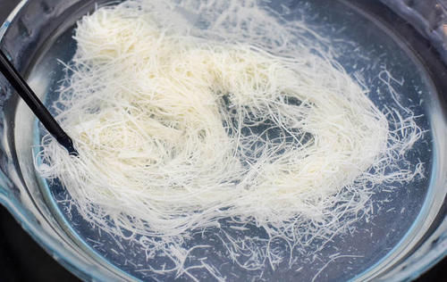 牛肉|米其林厨师炫耀刀工,面包切88片,中国拉面师傅默默地拿起了牛肉