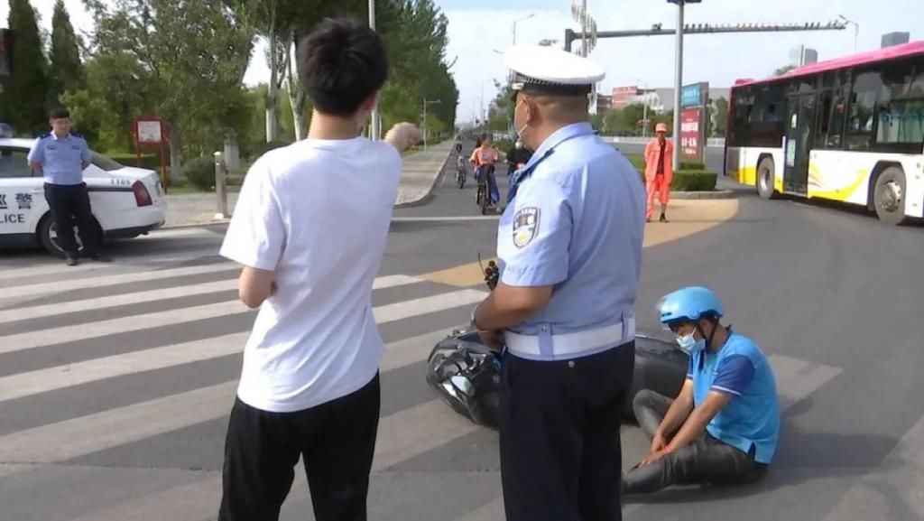  行经|【鸿胜出警】行经路口未减速慢行惹事故！