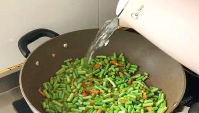 全家|面条别再煮着吃了,学会这样做,喷香又解馋,出锅全家抢着吃