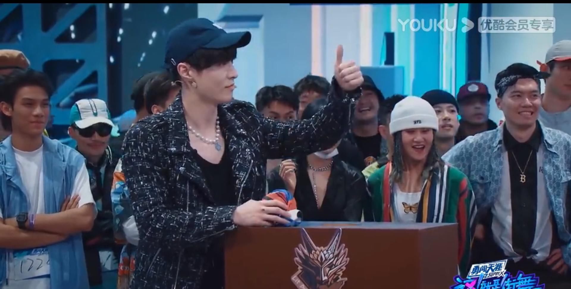  王一博|王一博：干嘛这样数呢？阅读理解满分了，张艺兴哥哥给你比个赞！