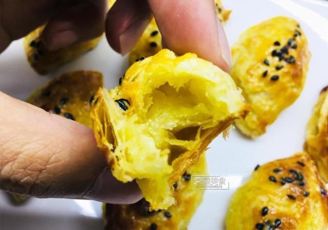  香甜|懒人版榴莲酥做法，实在太简单了，皮焦香酥脆馅香甜，比买的好吃