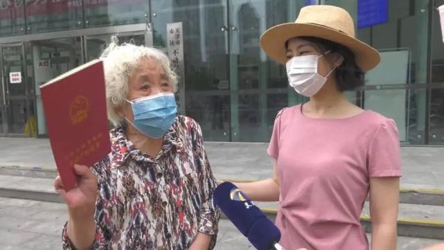 法官|结婚57年，连菜刀都要AA的八旬夫妻离婚了，还给法官送锦旗