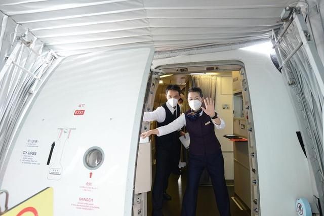  扫码|早安金华丨驻金部队战士王亮荣立一等功；多地叫停加油站扫码支付